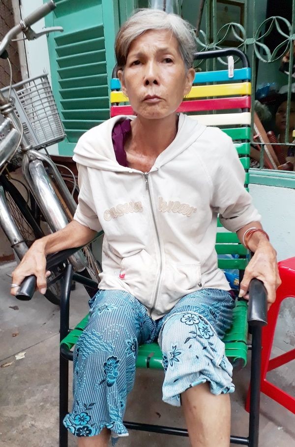 駱惠蓮左邊髖骨脫臼。