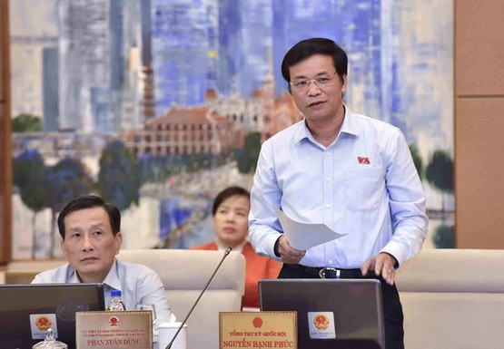 國會秘書長、國會辦公廳主任阮幸福在會議上闡述呈文。(圖源:越通社)