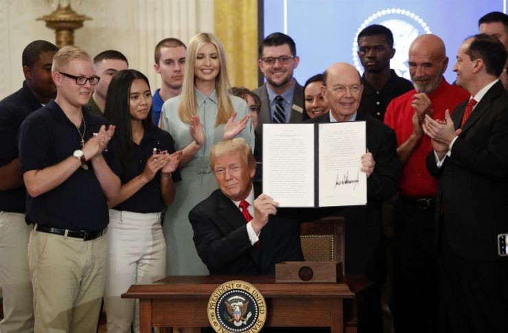 特朗普17日下午在總統全國勞工委員會成立的會議上透露會有關於對中國產品加徵關稅的重大宣佈。（圖源：AP）