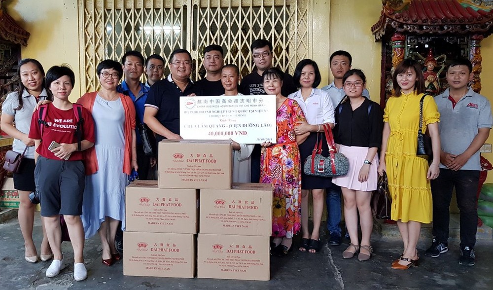 由中國商會胡志明市分會副會長趙騫、秘書長吳美林帶領的商會慈善團一行10人,於昨(19)日前往第八郡林光精舍老人院看望與贈送禮物給孤寡老人。