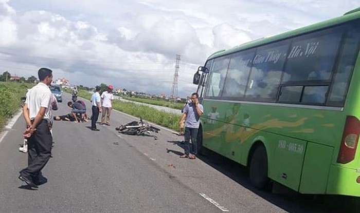 車禍現場摩托車上兩人被撞飛至路中央當場死亡。（圖源：VOV）
