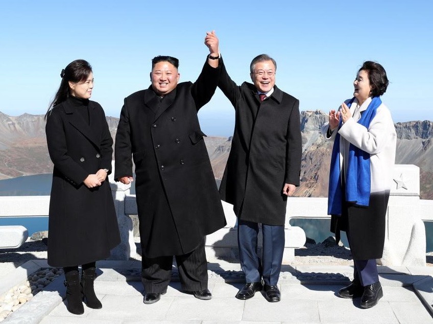 在白頭山主峰“將軍峰”，文在寅(右二)和金正恩(左二)。（圖源：路透社）
