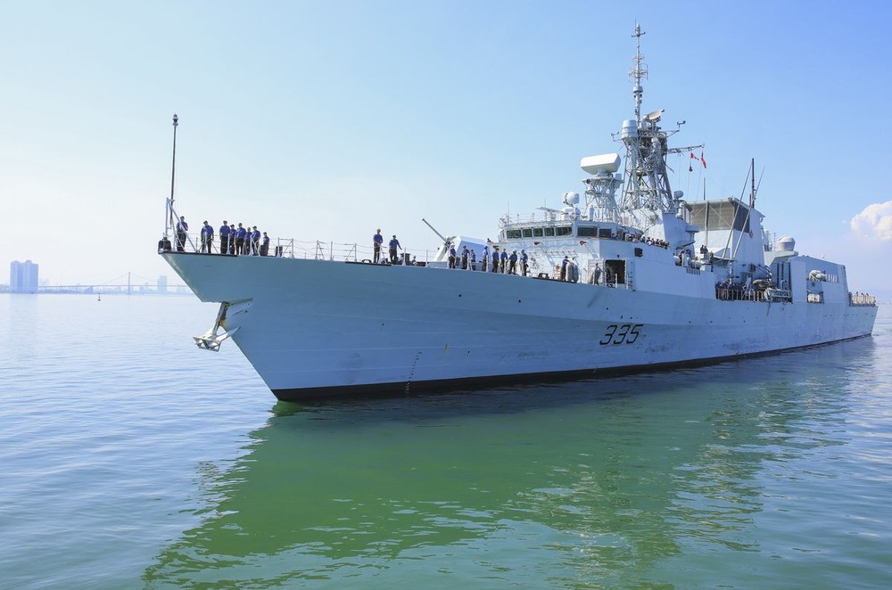 “卡加利”號驅逐艦抵達峴港市仙沙港。（圖源：阮冬）