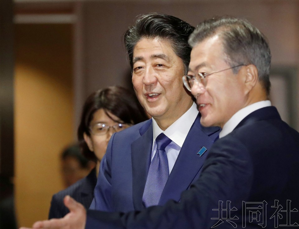 日本首相安倍晉三25日上午在美國紐約與韓國總統文在寅舉行了會談。(圖源:共同社)