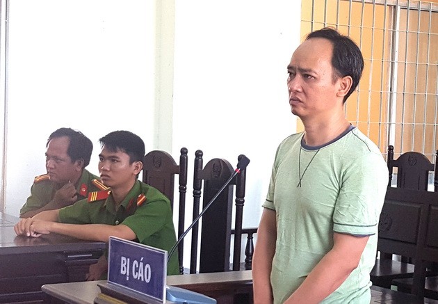 被告人裴孟同站在被告席上答法官問案。（圖源：國忠）