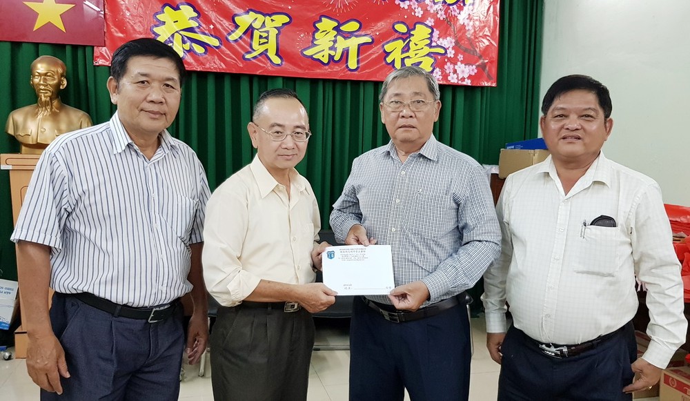 崇正會館理事會將贊助的款項總額1000萬元轉交給本報編委兼編輯部主任范興。