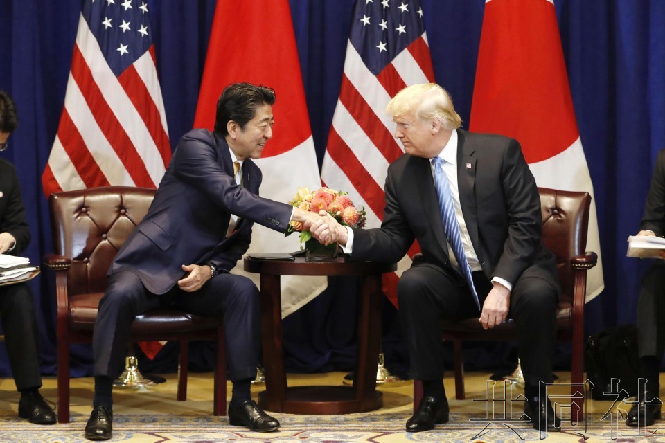 美國總統特朗普(右)與日本首相安倍晉三26日於紐約會面,雙方同意展開雙邊自由貿易協定談判。(圖源:共同社)