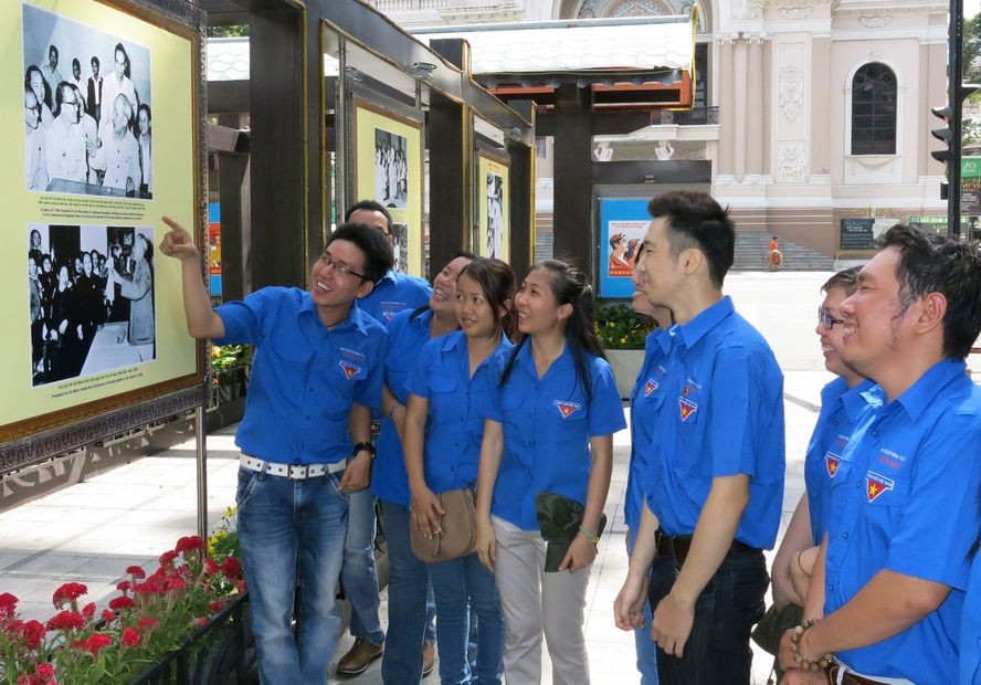 本報青年參觀胡伯伯圖片展。