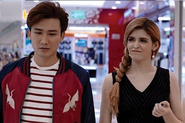 《那時我們相愛》一片中，每集的拍攝背景都佈滿贊助商的商標。