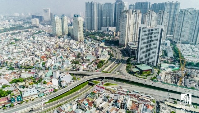 不動產佔地區生產總值較高比重。