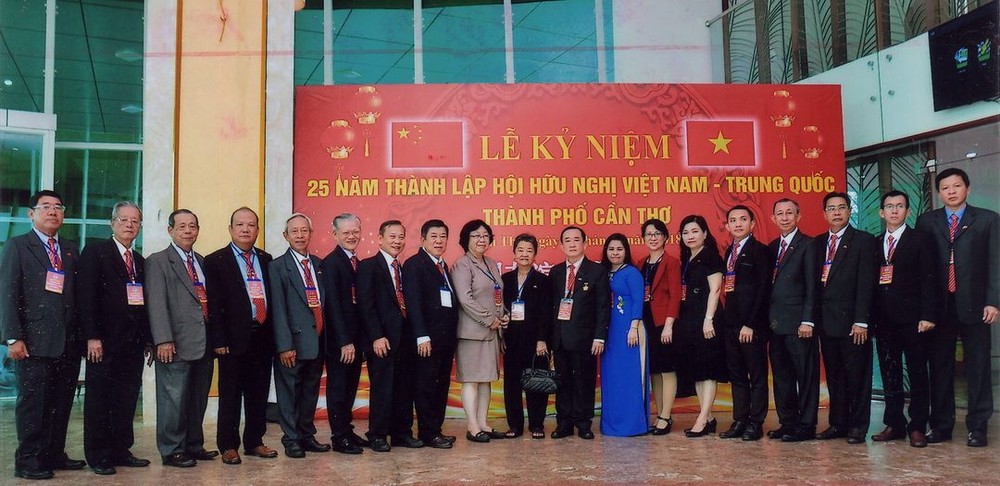 芹苴市越中友協全體委員合影。