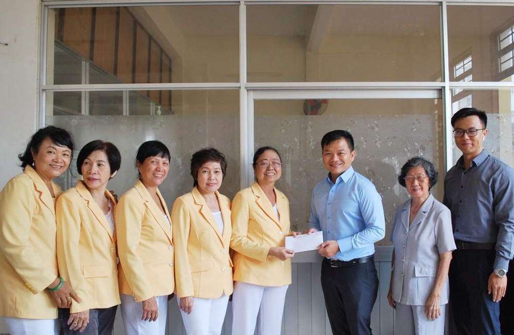 萬盛發集團代表向長青文藝俱樂部執委會贈送經費。