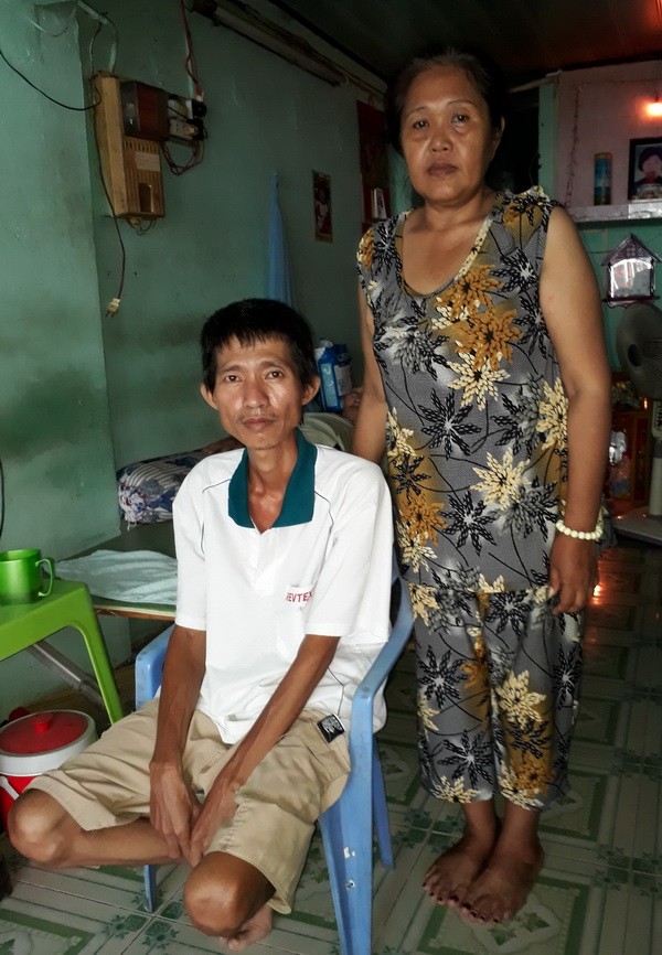 石氏燕娟每天賣彩票掙錢給丈夫治病。