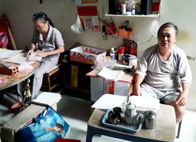 盧妹兩夫婦替人加工請柬掙錢過活。