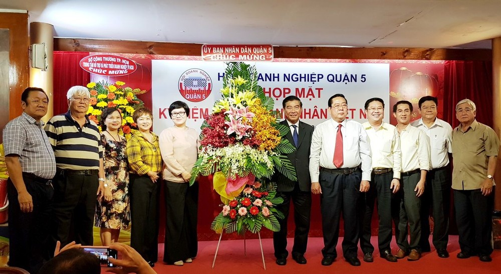 張明嬌副主席(左五)送花籃祝賀企業。