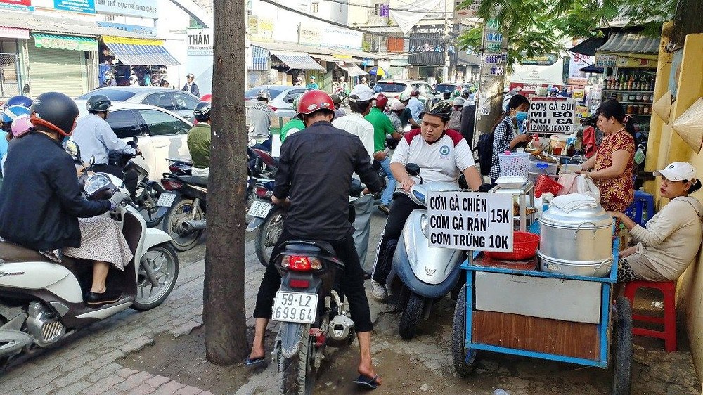 第八郡范雄街梁文乾學校門前區域經常發生交通堵塞。