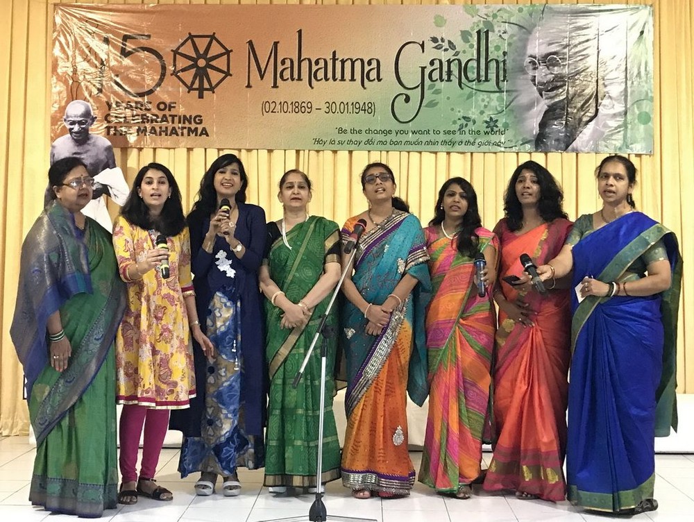 印度婦女在聚會上高歌助興。