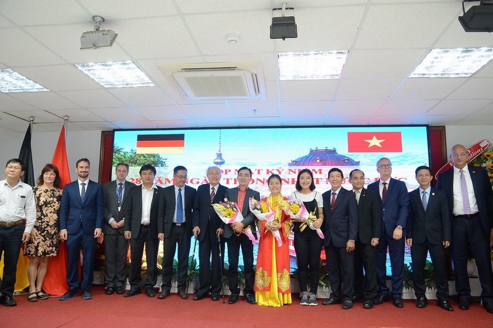 市各友好組織聯合會主席黃明善、德國駐本市副總領事希茨同與會代表合影留念。