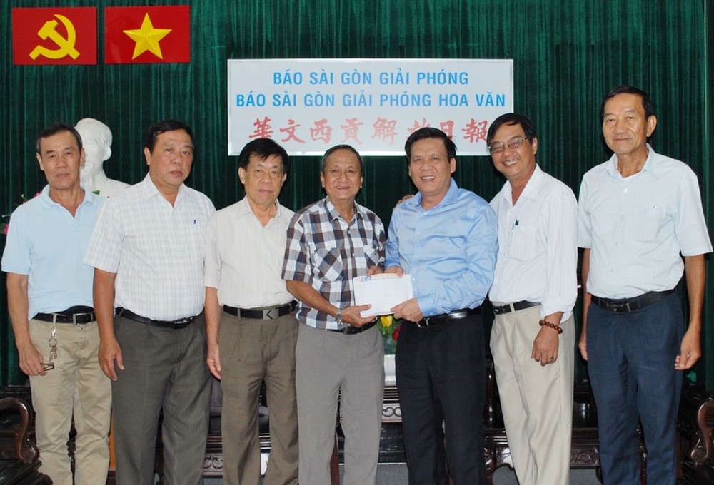 阮玉英主編（右三）接受土龍木天后宮理事會捐款。