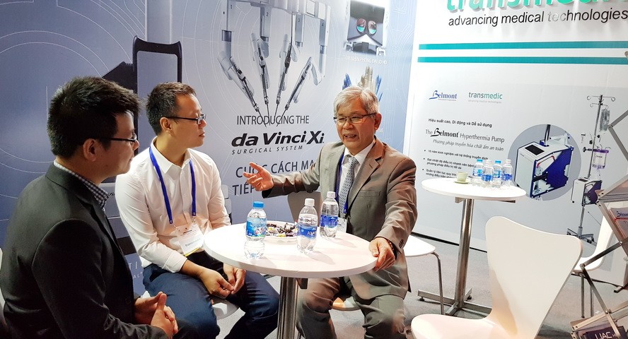 歐宴泉醫師與各研究員交流。