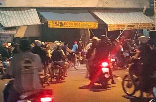 兩夥青年持械鬥毆現場。（圖源：VNE）