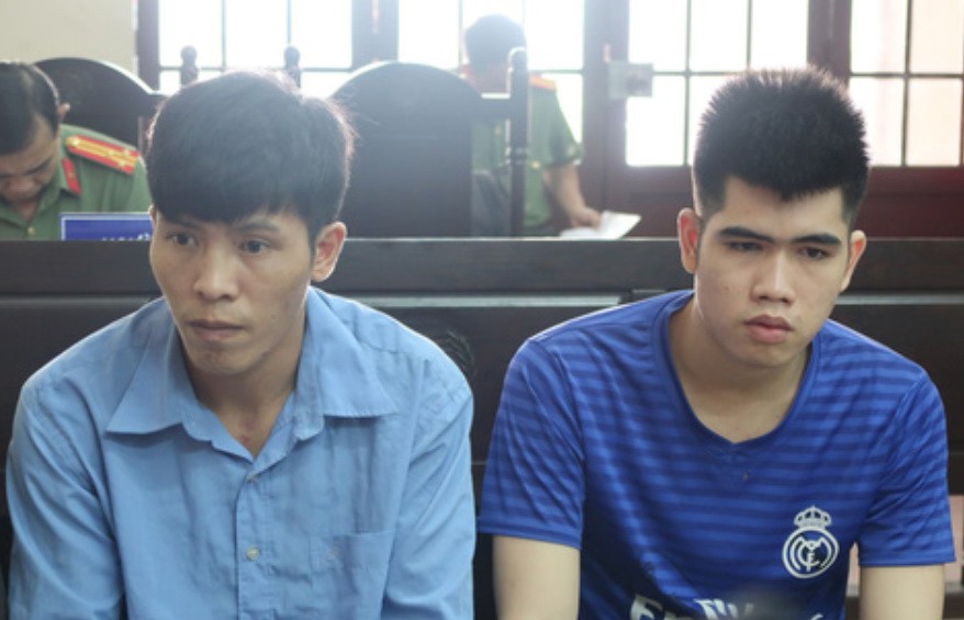 出庭受審的被告人阮文俊（左）和張玉賢。（圖源：金銀）