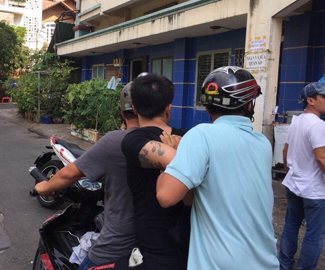 刑警控制一名恐嚇債務人的疑犯。