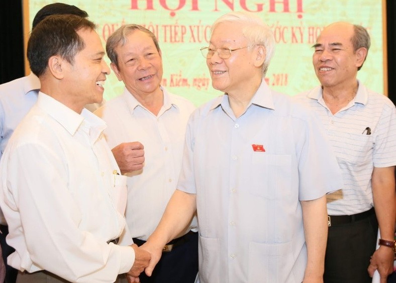 阮富仲總書記與選民接觸。（圖源：玉勝）