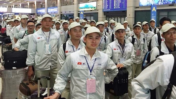 越南勞工辦理赴韓國手續。