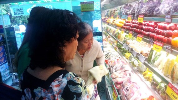 消費者在Co.opmart連鎖超市購買食品。