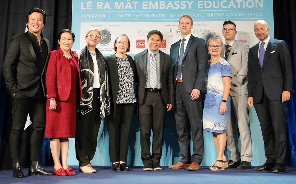 EMBASSY EDUCATION教育組織與各合作夥伴合照。