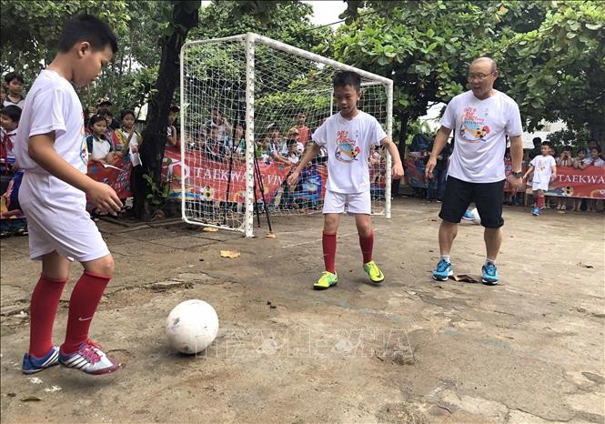 朴恒旭教練（右）指導仁平1號小學校學生踢足球。