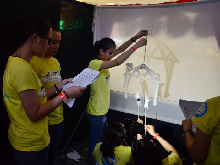 “童話戲院”項目的成員表演木偶戲。