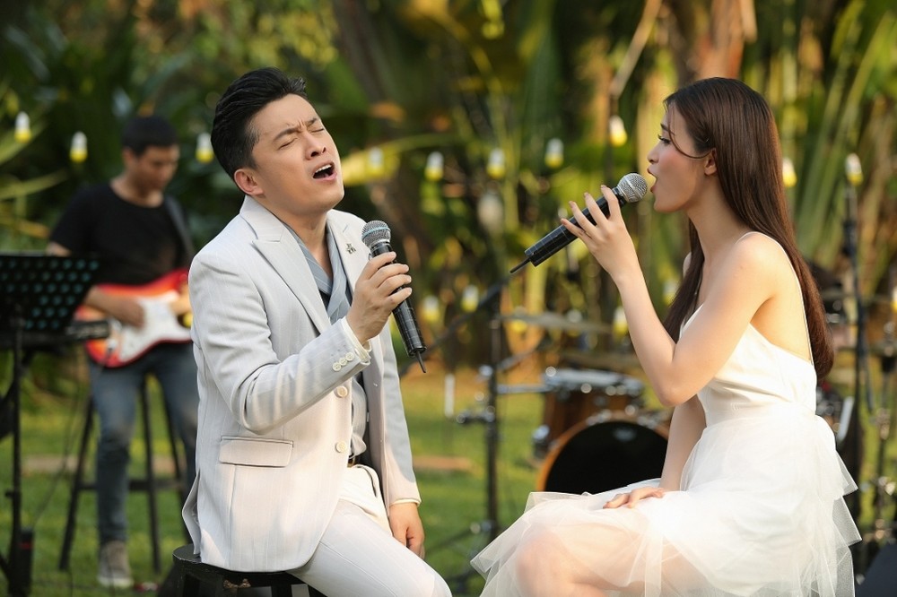 藍長與東兒在《藍長9時演唱》節目上合唱。