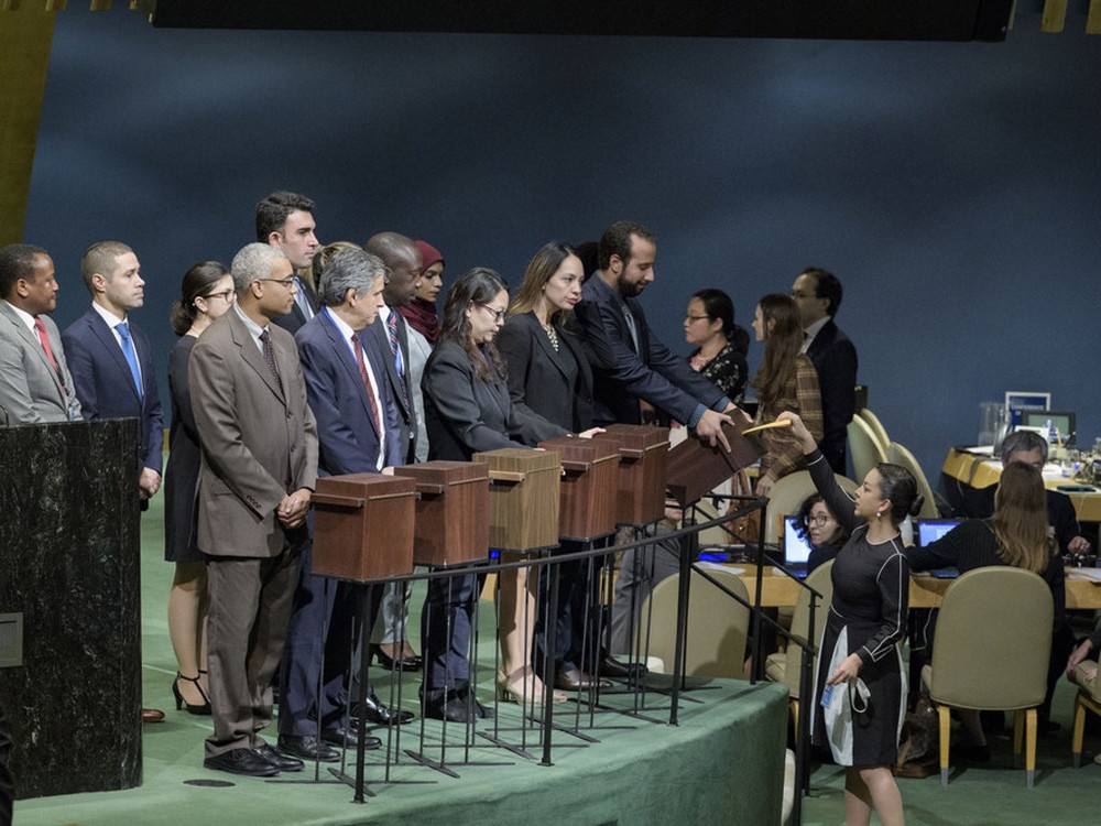 在2018年10月12日聯大會議上，為選舉人權理事會成員收集選票。（圖源：聯合國）
