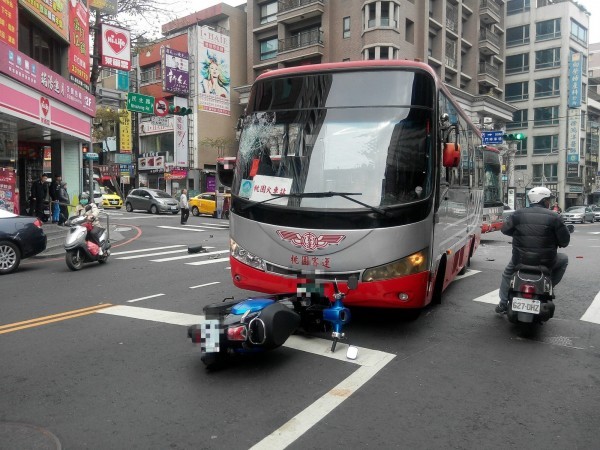 他逆向行駛，撞上了公車……（示意圖源：互聯網）