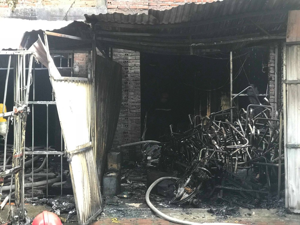 河內某沙發生產廠失火 ảnh 2