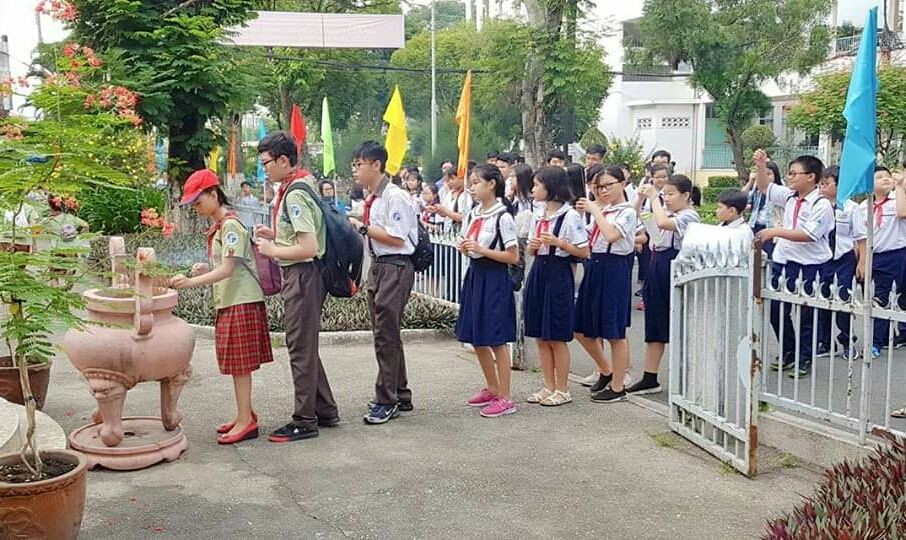 交流會開始之前，組委會讓各中學生在原總書記陳富塑像前上香緬懷。
