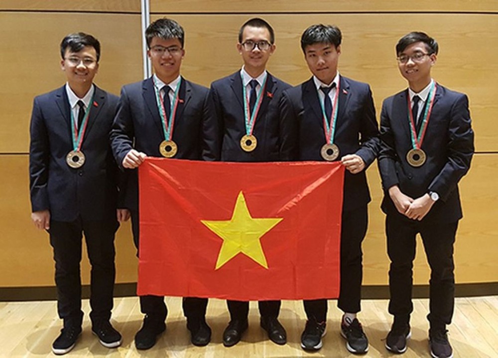 我國參加2018年第49屆國際物理奧林匹克競賽團隊的5名參賽學生均奪獎，其中有2枚金牌、2枚銀牌及1枚銅牌。（圖源：金英）