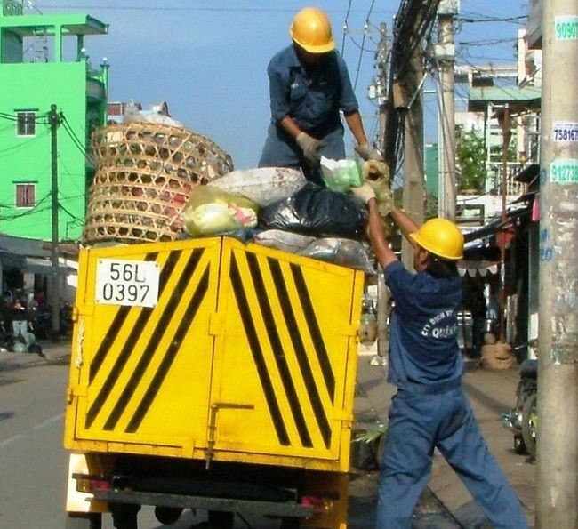 簡陋垃圾車運輸垃圾容易造成環境污染。（圖源：NM）