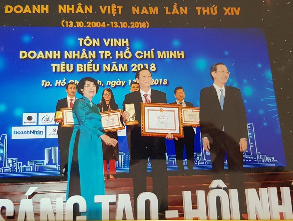 萬成乳膠床墊公司總經理楊文德（前中）榮獲“模範企業家”稱號。