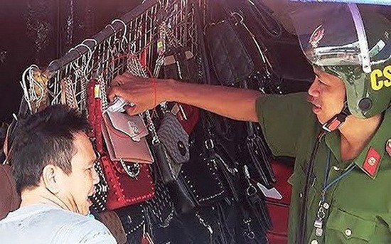 巴沼市場旁邊的秩序警察因腐敗行為被市公安廳處分。