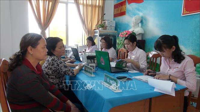 當地貧戶和優撫對象在高嶺縣優撫銀行辦理貸款手續。（圖源：越通社）