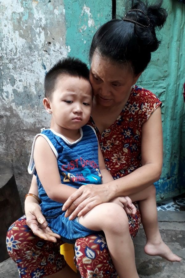 關阮家保和他的姑婆。