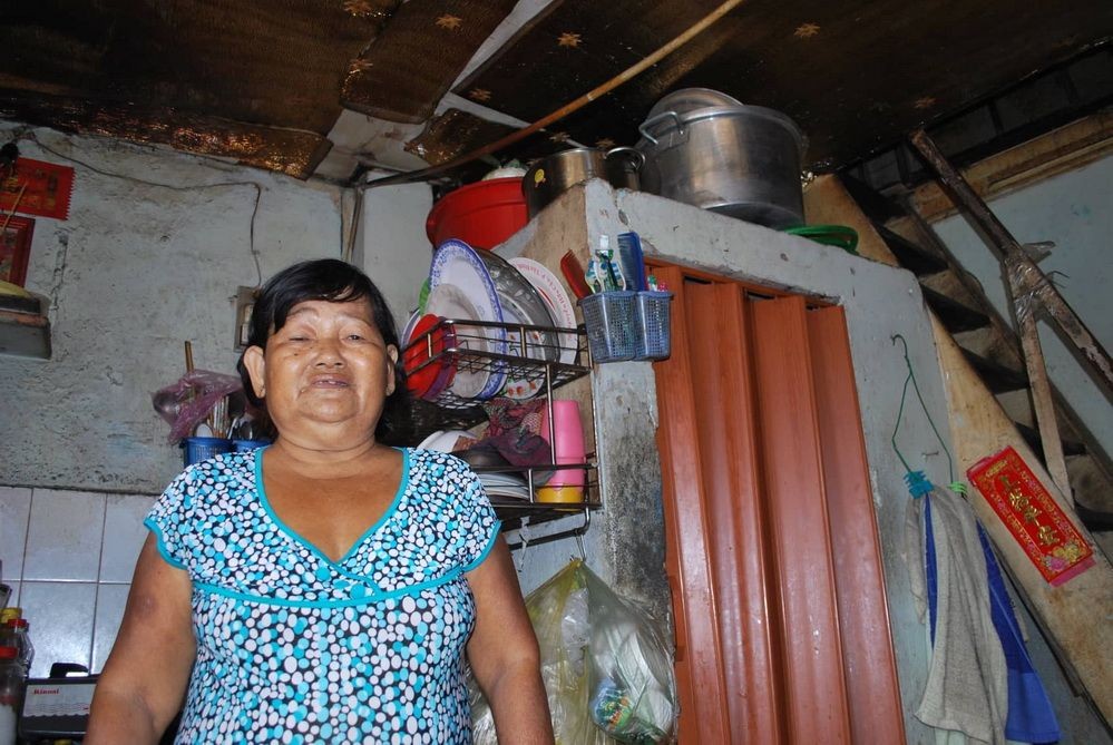 戶主的妻子張南瑛向記者介紹自己家庭的現況。