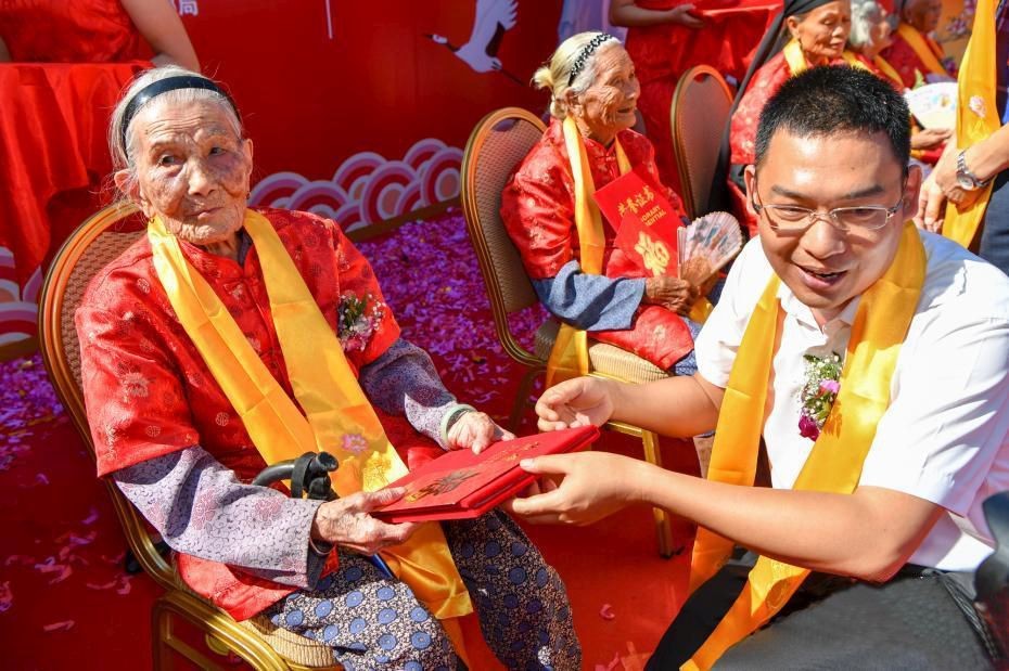 圖為來自海南省東方市的107歲張六妹阿婆被評為2018“海南十佳健康長壽老人”。（圖源：新華網）