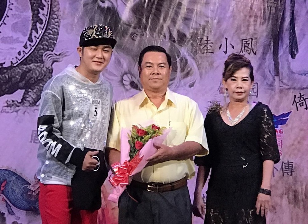 組委會代表向丁文森先生（中）贈花致謝。