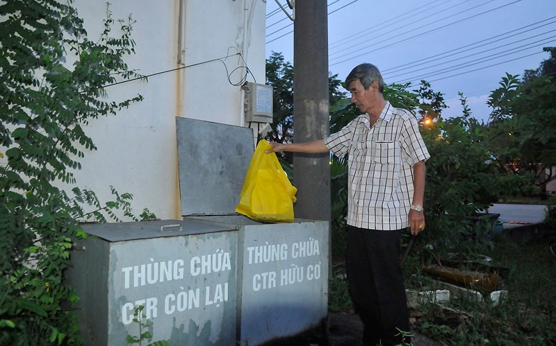 本市新順出口加工區某工廠進行就地分類垃圾。