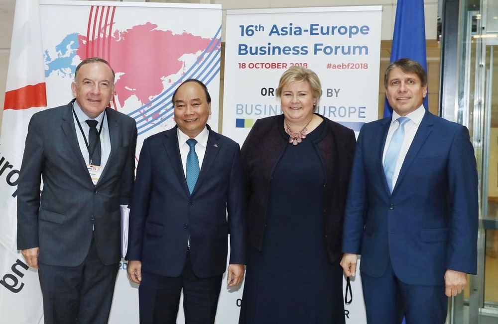 政府總理阮春福(左二)與挪威首相埃爾娜‧索爾貝格在第十六屆亞歐工商論壇框架上。（圖源：越通社）