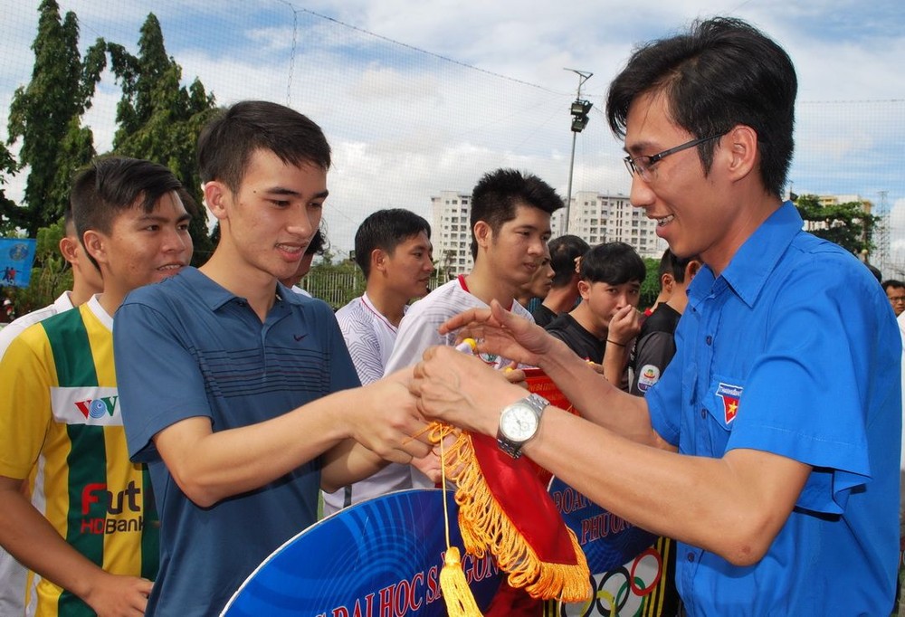 新任共青團郡委書記阮嚴國強向球員贈送錦旗。